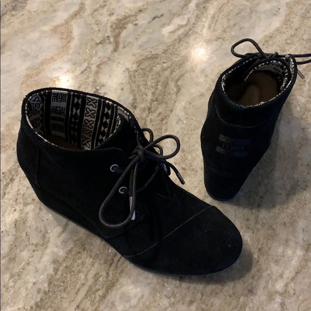 New without box- Toms desert wedge in black 7.5